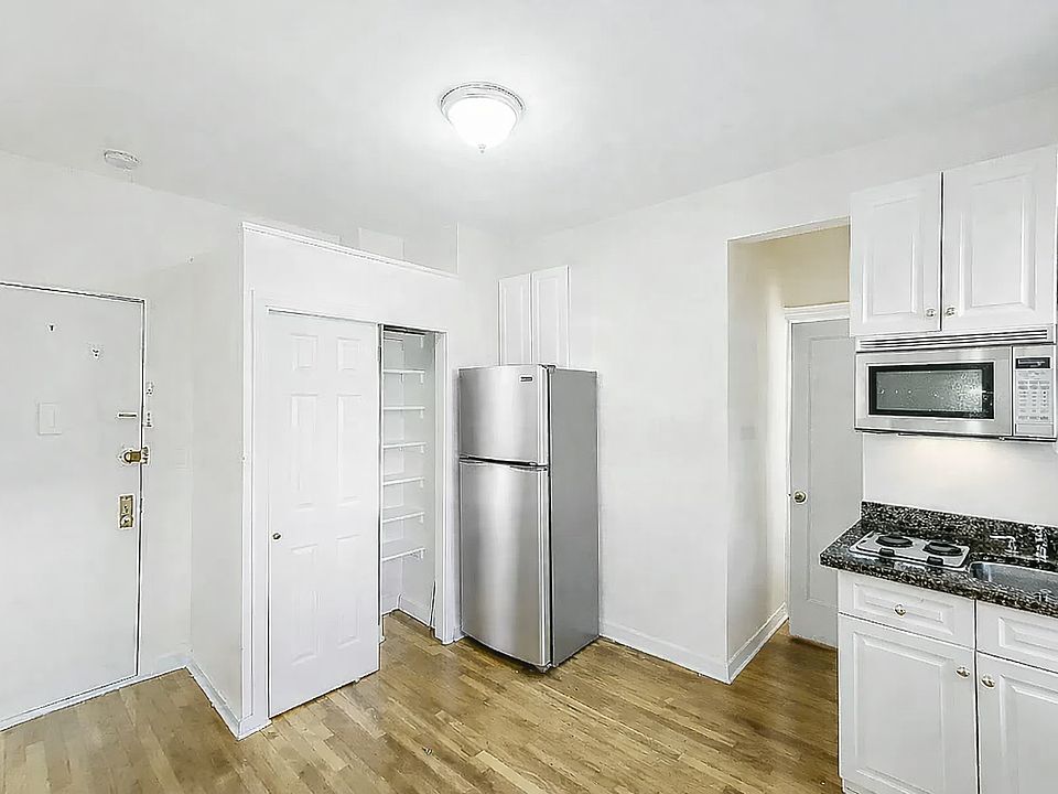 2nd image of 370 W 51st St APT 1C