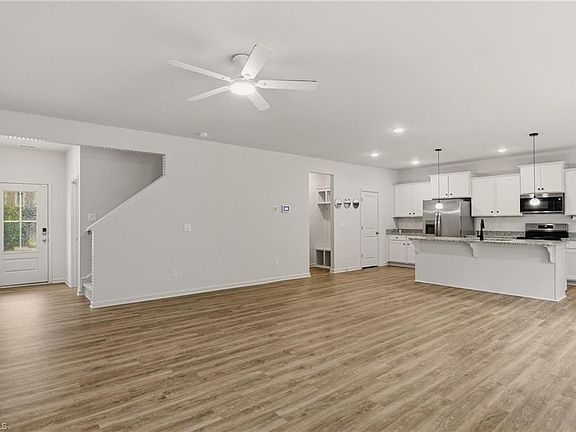3rd image of 5910 Crossview Dr