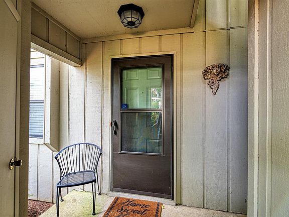 5th image of 905 Abbey Cir