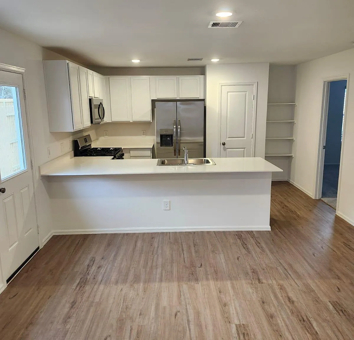 3 bed, 1186 sqft, $1,900 — Photo 2
