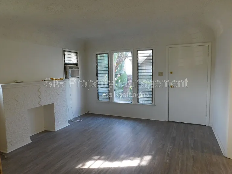 417 E Elmwood Ave #B — Photo 9