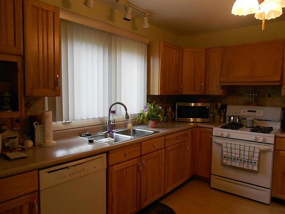 3rd image of 292 Pickett Ct