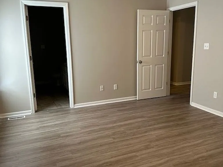 305 Towbridge Ln — Photo 17