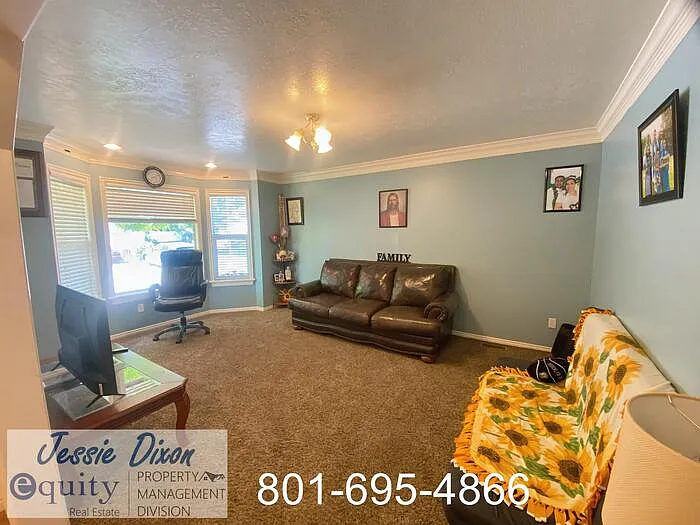 4 bed, 2.0 bath, 2470 sqft, $2,250 — Photo 2