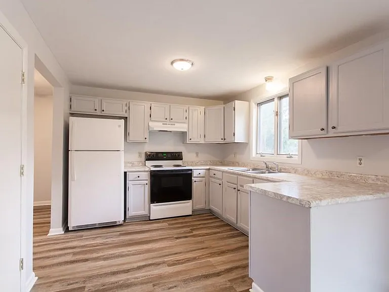 288 Duane Ave — Photo 16