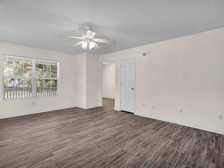 1202 E Waldburg St — Photo 4