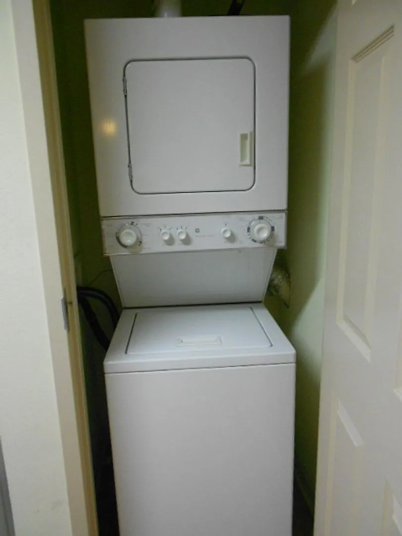 1/1 apt with office across from the Stadium! Available NOW! — Photo 2