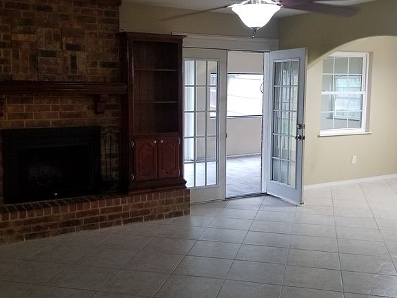 5th image of 906 NE 9th St