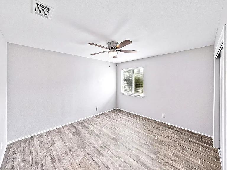4902 Crestwood Hill Dr — Photo 35