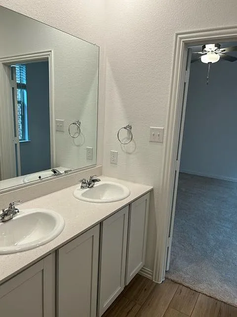 4 bed, 2010 sqft, $2,495 — Photo 4