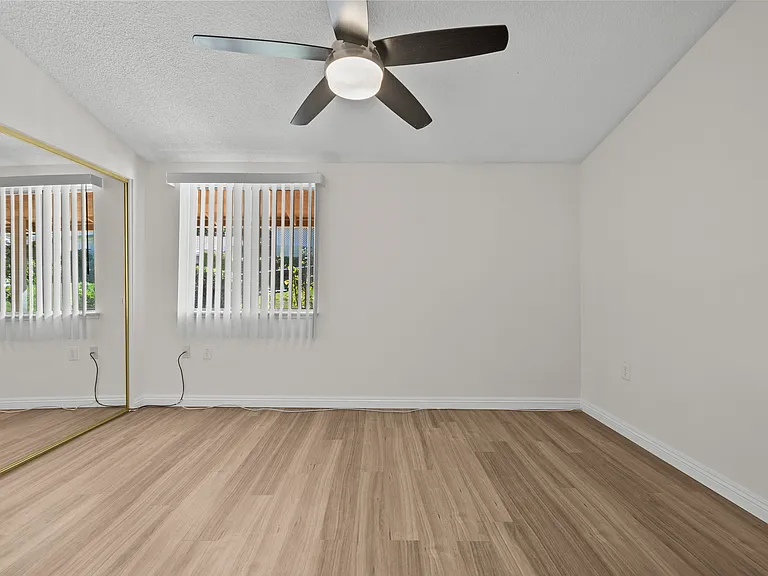 19156 Avenue Of The Oaks #B — Photo 12