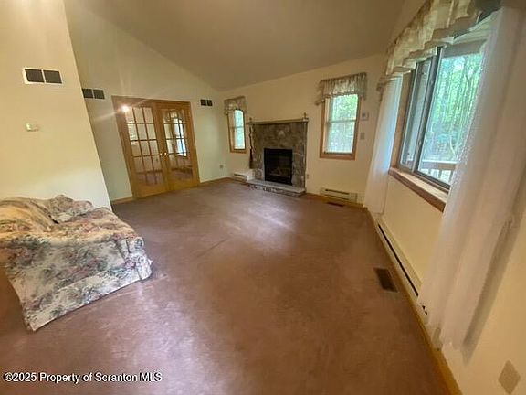 5th image of 73 Holiday Ct