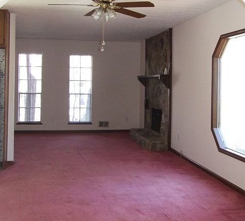 Living room/dining room area