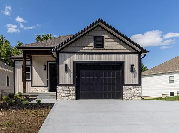 3111 Carlisle Ct, Saint Joseph, MO 64506