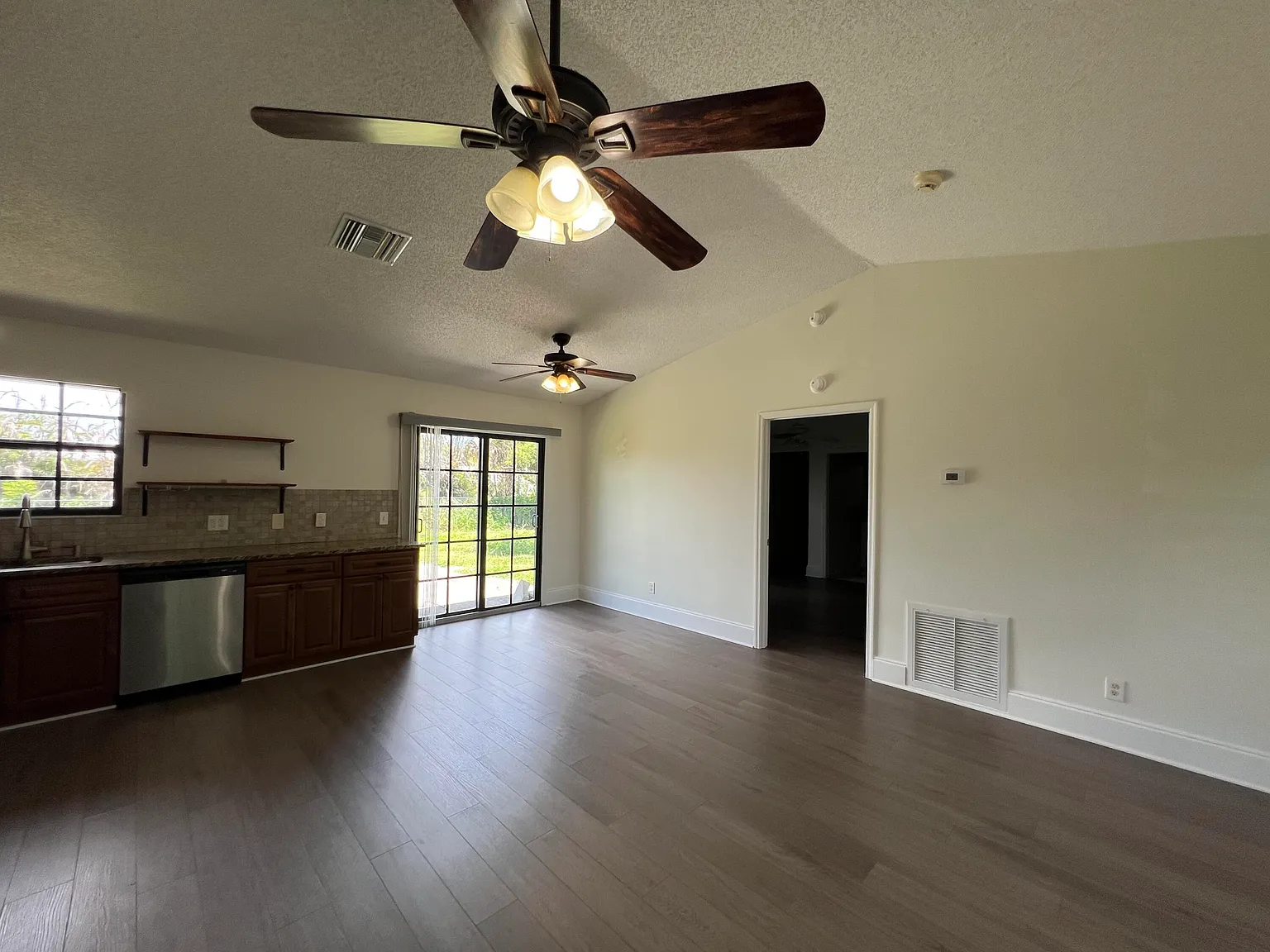 3 bed, 2.0 bath, 1056 sqft, $2,000 — Photo 3