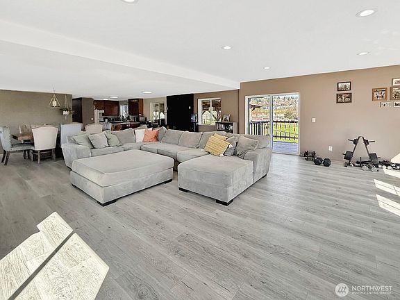 4th image of 9025 67th Avenue NE