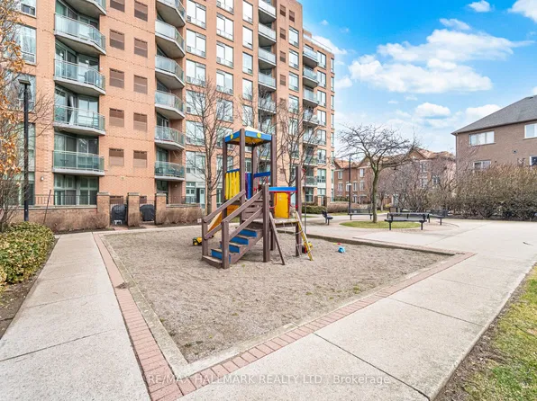 190 Manitoba St #209, Toronto, ON M8Y 3Y8