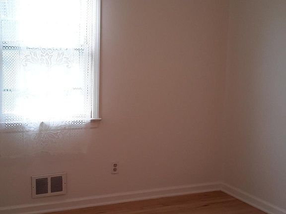 Downstairs bedroom 1 (11.5' x 9')