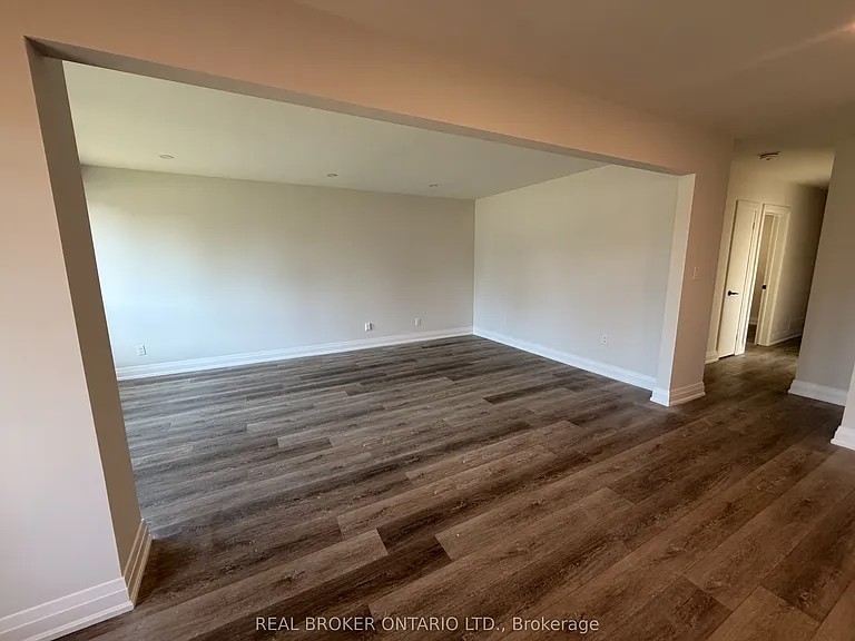 653 Athol St E #MAIN — Photo 11
