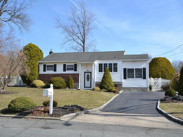 10 Newbrook Lane, East Northport, NY 11731