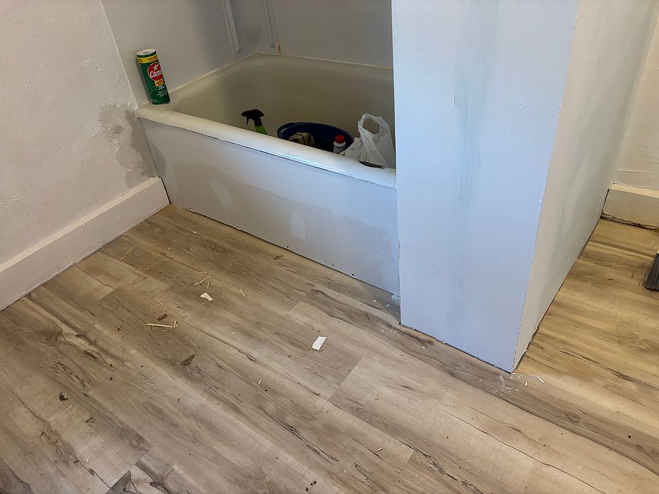 1st image of 907 W 7th St