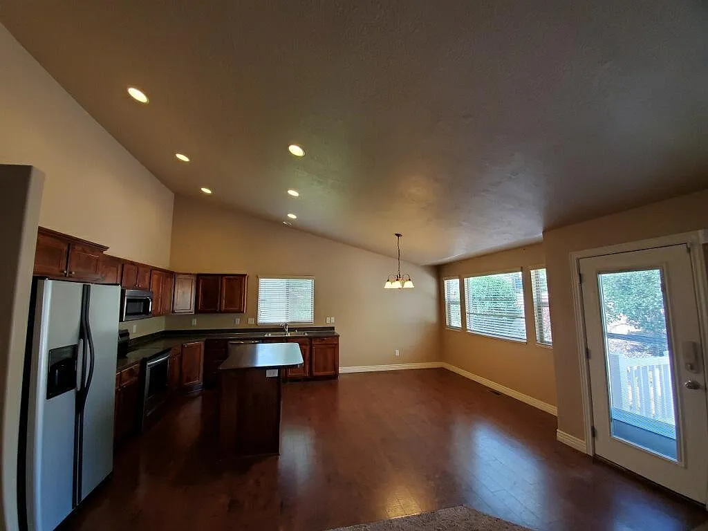 785 Sage Dr — Photo 2