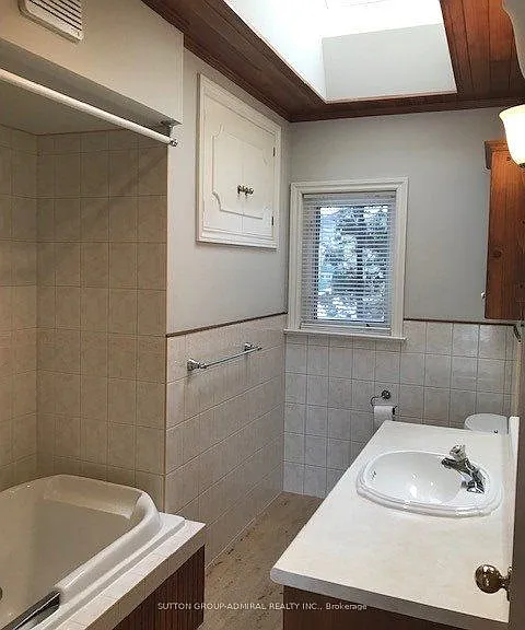 3 Hilldowntree Rd — Photo 2