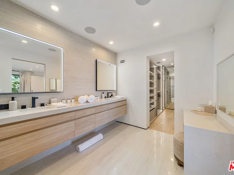 8800 Hollywood Blvd — Photo 40