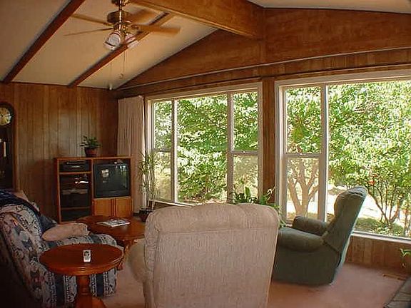 Livingroom vaulted ceilings
