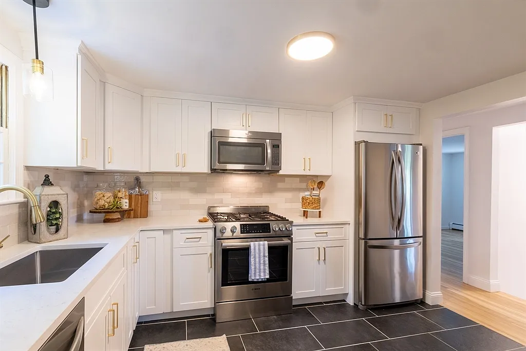 4 bed, 1.5 bath, 1320 sqft, $5,500 — Photo 3