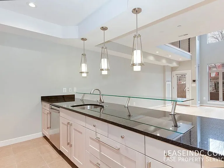 233 R St NE #A — Photo 11