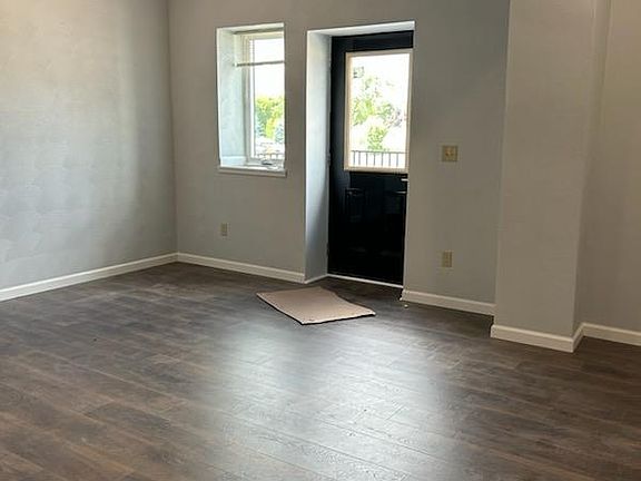4th image of 885 S Janesville St #105