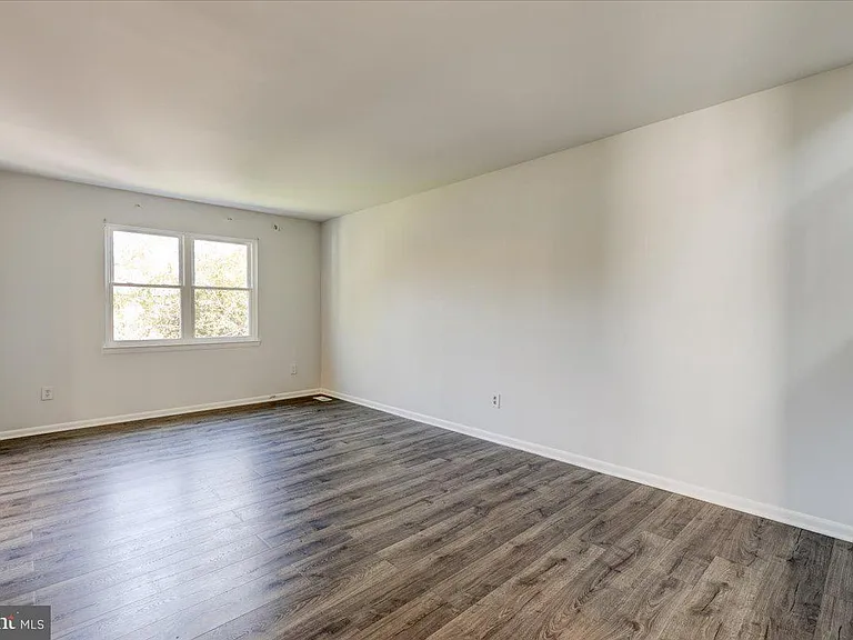 6th Pl NE — Photo 3
