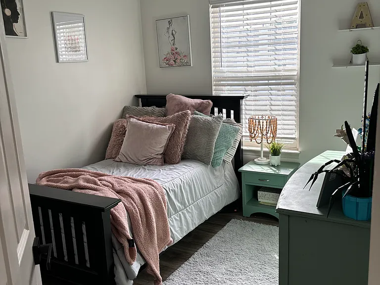 109 Hampshire Sq SW — Photo 11
