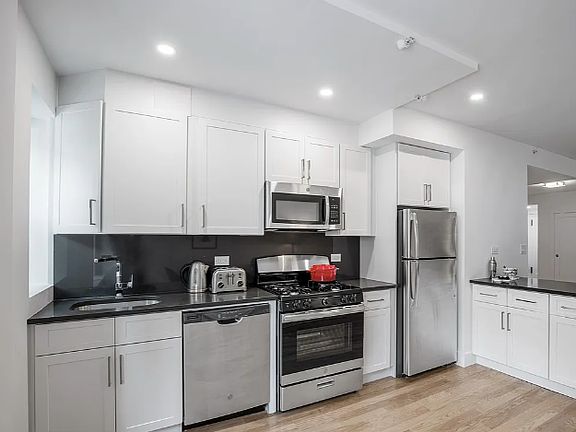 5th image of 10 W 65th St APT 6H