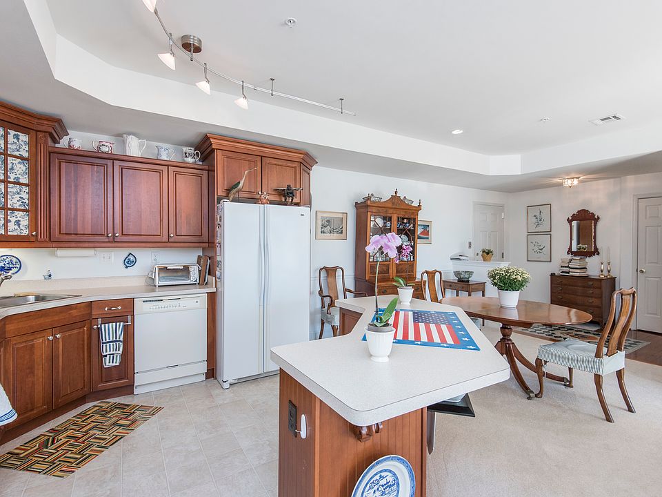 1st image of 320 Victoria Gardens Dr #K