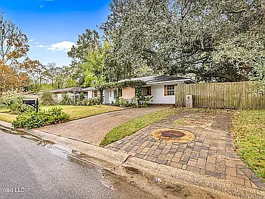 126 Lafayette Cir — Photo 3