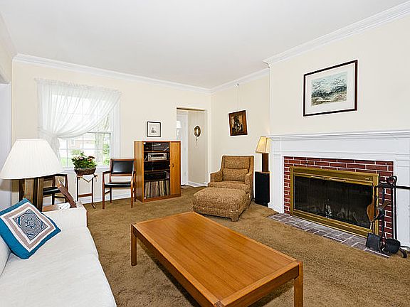 3rd image of 815 Community Dr