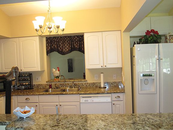 Granite open kitchen w/bar area to entertain
