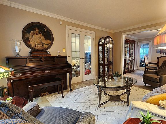 5th image of 1007 Moorelands Cres