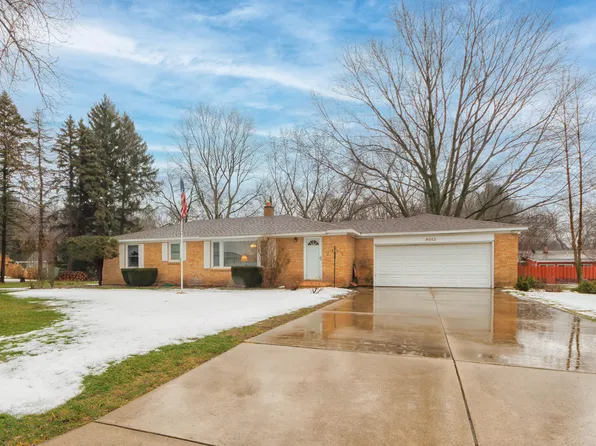 4013 Applewood Dr, Saint Joseph, MI 49085