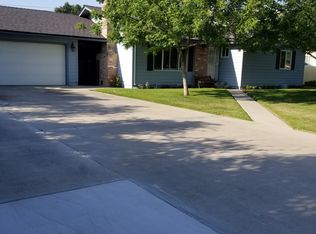 4822 W Robinwood Ct, Visalia, CA 93291