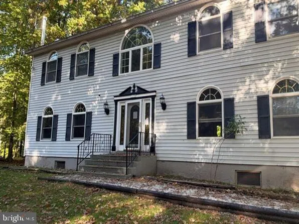 113 E Lake Dr, Milford, PA 18337