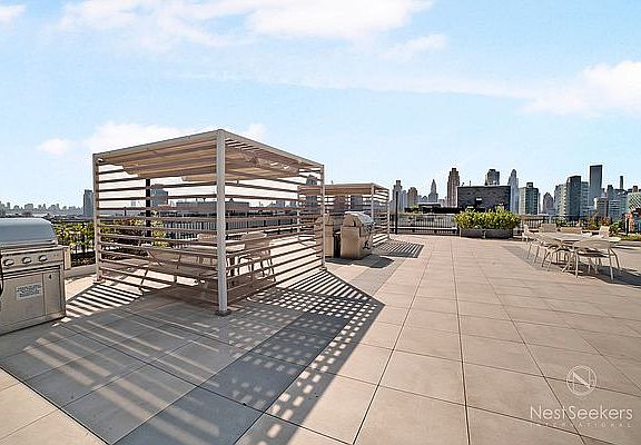 4th image of 11-39 49th Ave Penthouse 907