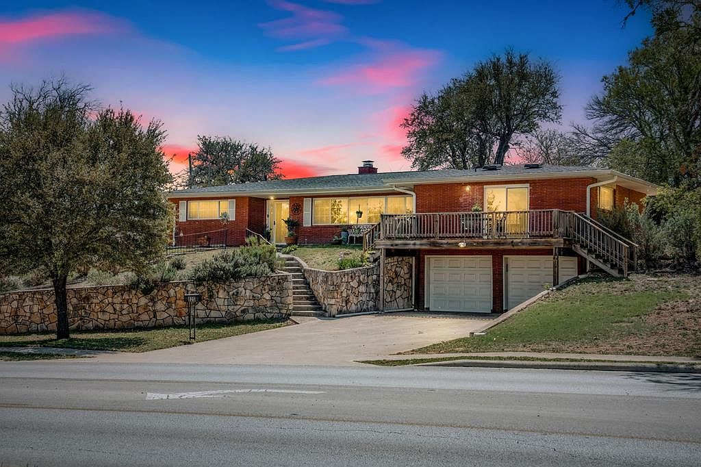 825 Golf Ave