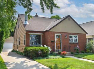 5070 N Idlewild Ave, Whitefish Bay, WI 53217