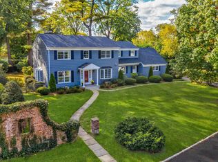 28 Valley Rd, Manhasset, NY 11030