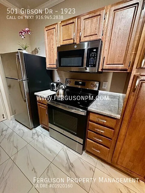 Upgraded Top Floor Condo with Two Detached Garages — Photo 3