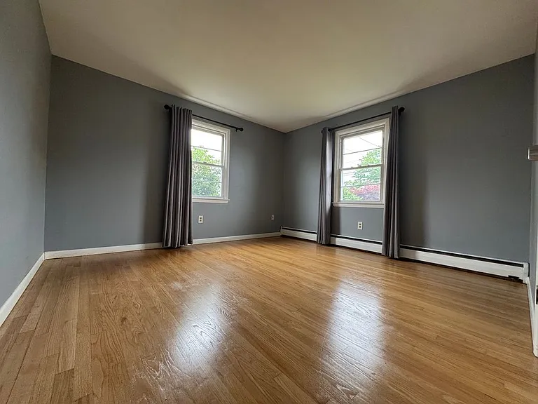 85 Maureen St — Photo 11