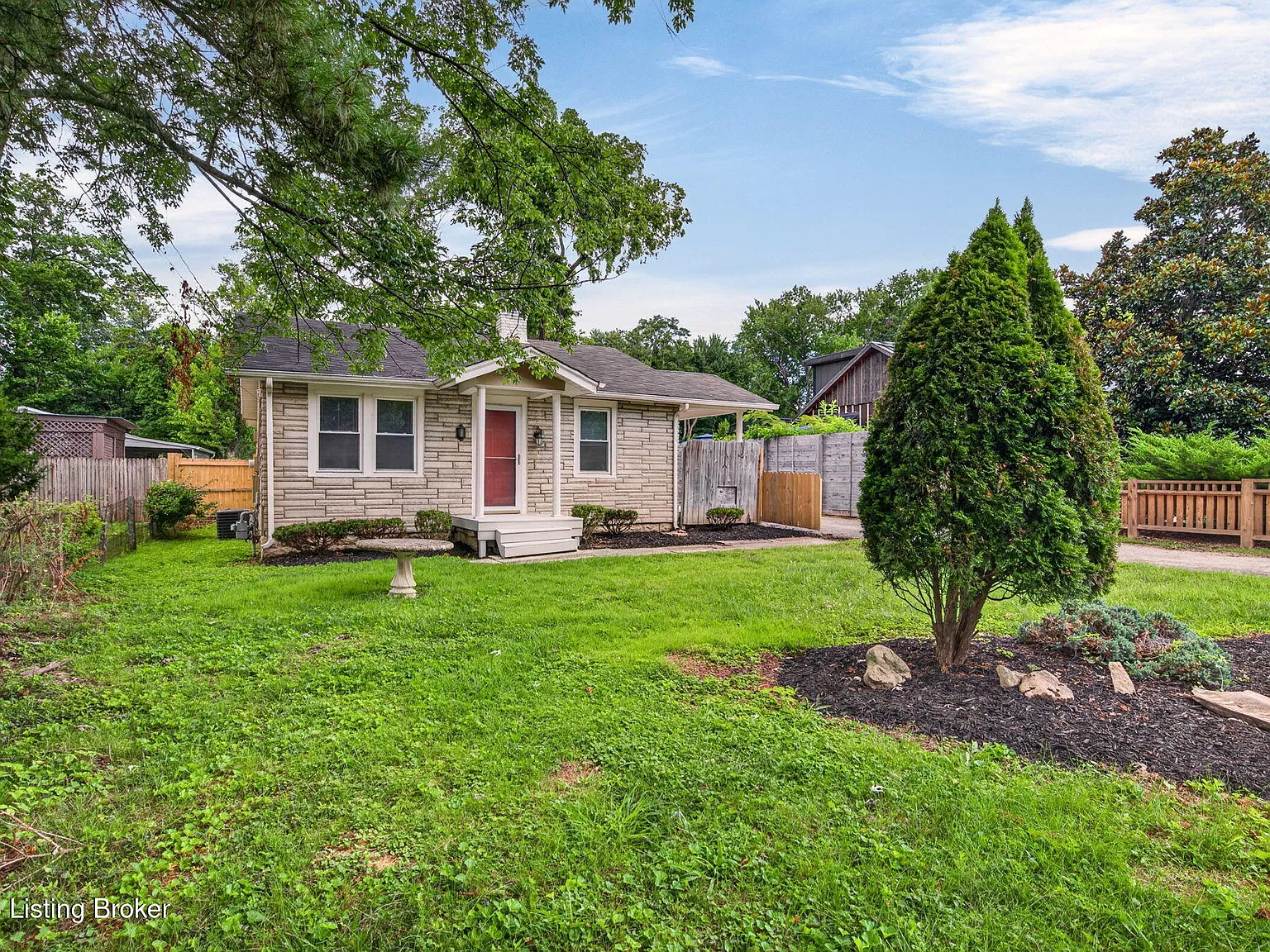 3 bed, 1.0 bath, 960 sqft, $2,000 — Photo 3